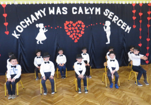 Chłopcy z grupy Słoneczka w trakcie tańca dżentelmenów.